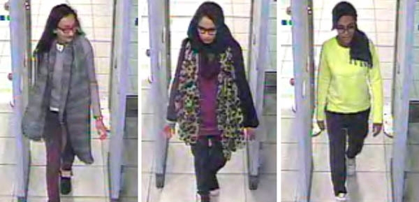 지난 2015년 이슬람국가(IS)에 합류하기 위해 영국 런던 개트윅 공항을 통해 출국하는 세 여성들. 사진=AP연합뉴스
