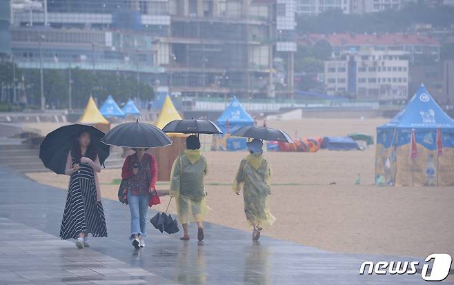 26일 부산 해운대해수욕장을 찾은 관광객들이 우산을 쓰고 장마 빗속을 걷고 있다. 2019.6.26/뉴스1 © News1 여주연 기자