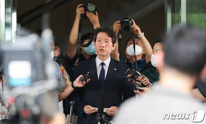 이인영 통일부 장관 후보자가 21일 오전 서울 종로구 삼청동 남북회담본부에 마련된 청문회 준비 사무실에서 취재진의 질문 받고 있다. 이 후보자의 인사청문회는 23일 예정되어 있다. 2020.7.21/뉴스1 © News1 허경 기자