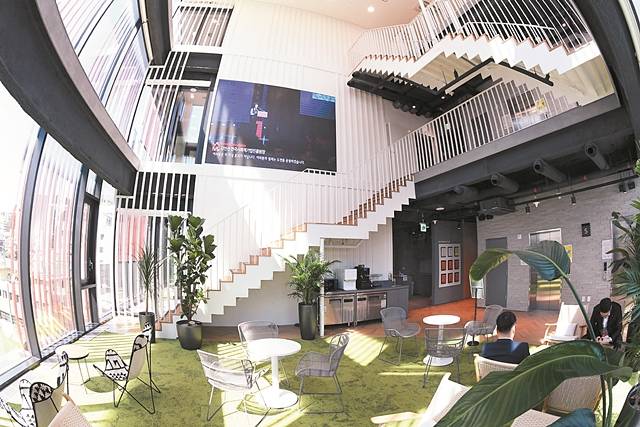 스케일업 라운지 전경. 5층부터 7층까지 이어져 각 층의 창업자들이 자연스럽게 교류하게 된다.