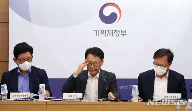 [세종=뉴시스]강종민 기자 = 임재현 기획재정부 세제실장이 지난 20일 정부세종청사에서 2020년 세법개정안 주요 내용을 설명하고 있다. 2020.07.22.   ppkjm@newsis.com