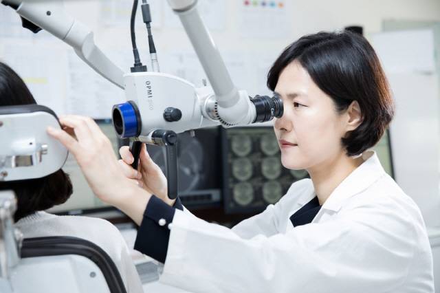 귓속 이석 기관에 있는 미세한 칼슘가루인 이석(耳石)이 제자리를 이탈해 발병하는 이석증은 극심한 어지럼을 동반한다. 전문의들은 치료의 정확도를 위해 명확한 진단을 받아야 한다고 조언한다. 사진은 가톨릭대학교 인천성모병원 이비인후과 전은주 교수가 환자를 진단하는 모습.