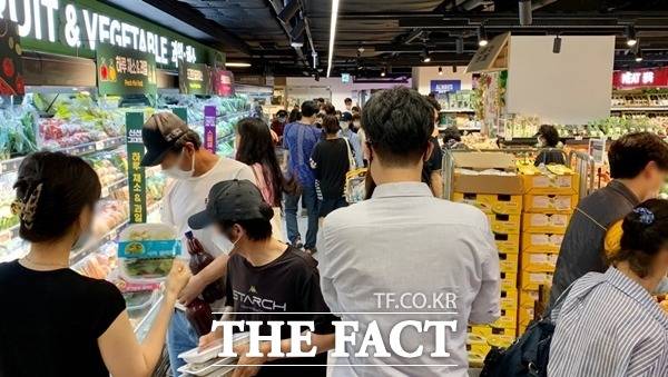 오픈 일주일째를 맞은 이마트 신촌점에는 여전히 매장을 찾은 고객들로 매장 곳곳이 북적였다. /신촌=이민주 기자