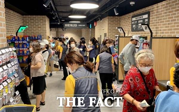 이 매장에는 지하 1층과 지하 2층에 셀프계산대가 설치됐다. 셀프계산대 사용을 어려워하는 고객도 있었다. /신촌=이민주 기자