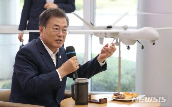 [대전=뉴시스]박영태 기자 = 문재인 대통령이 국방과학연구소 창설 50주년(8월6일)을 맞아 최첨단 무기와 군사장비를 시찰하고 자주국방을 위한 무기개발에 매진중인 연구진을 격려하기 위해 23일 오전 대전시 유성구 국방과학연구소를 찾아 직원 격려 간담회를 하고 있다. 2020.07.23. since1999@newsis.com <저작권자ⓒ 공감언론 뉴시스통신사. 무단전재-재배포 금지.> /사진=뉴시스화상