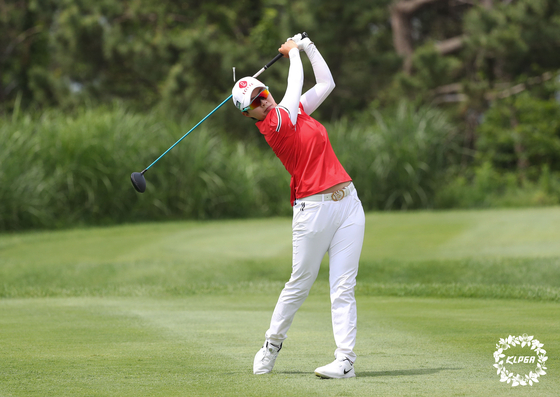 Kim Hyo-joo watches her shot during the final round of the 10th Lotte Cantata Ladies Open at Skyhill Jeju Country Club in Jeju Island on June 7. [KLPGA]