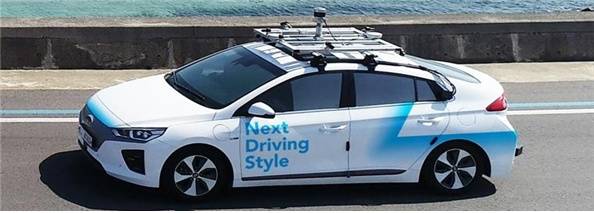 신호등을 인식하기 어려운 상황에서도 교통신호를 미리 파악해 안전운전을 돕는 기술이 개발됐다. /사진제공=국토교통부