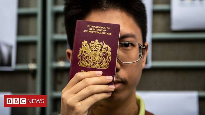 한 홍콩 시민이 자신이 소지하고 있는 영국해외시민(BNO) 여권을 들어보이고 있다. [BBC]