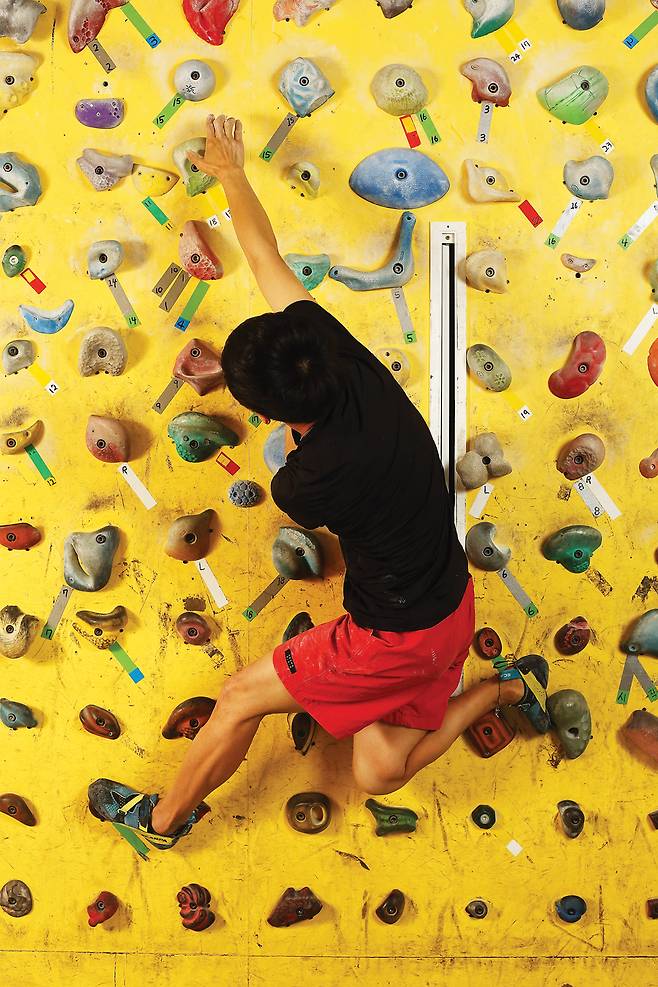 드롭니의 잘못된 예. 드롭니를 구사할 땐 몸을 틀어 벽에 밀착시킨 채로 진행해야 한다.