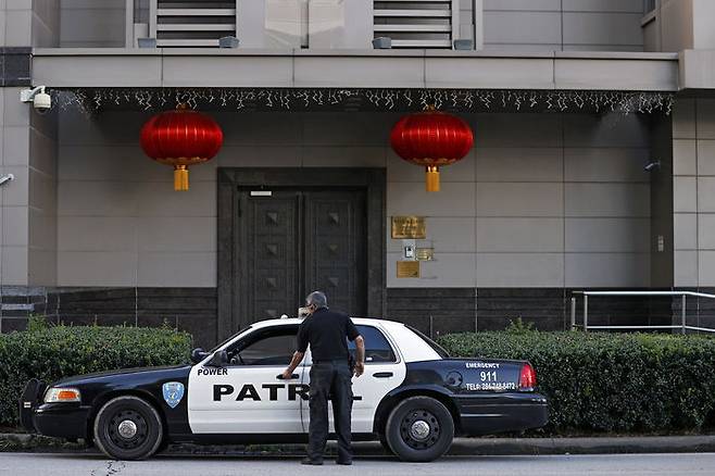 미국 텍사스 주 휴스턴 중국 총영사관 앞에 세워진 경찰 순찰차
