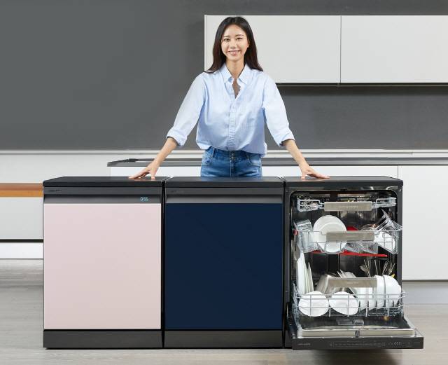 삼성전자 모델이 수원 삼성전자 디지털시티 프리미엄하우스에서 차별화된 세척 성능에 디자인 혁신을 더한 ‘비스포크(BESPOKE) 식기세척기’ 신제품을 소개하고 있다./사진제공=삼성전자