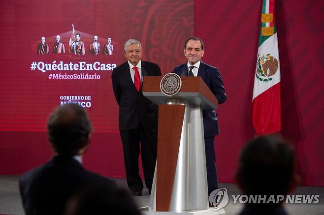 22일 기자회견 중 멕시코 대통령(왼쪽)과 재무장관 [멕시코 대통령실/로이터=연합뉴스] 재판매 및 DB 금지