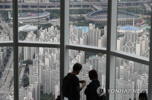 서울 롯데월드타워 전망대에서 바라본 송파구 일대 아파트 단지 [연합뉴스 자료사진]