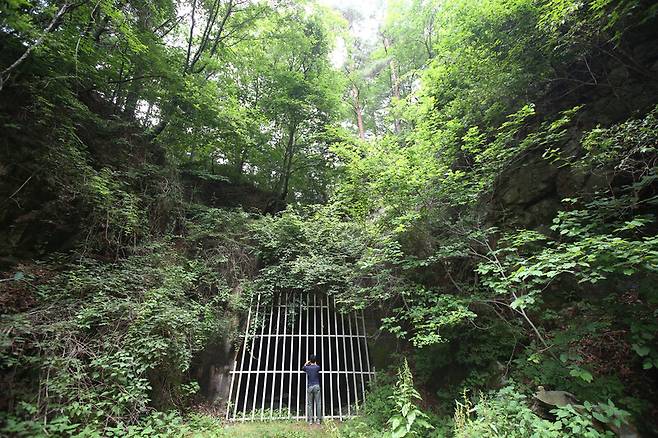 우구치리 도래기재 주변 1920~30년 일본인들이 뚫은 금정수도. 당시 우구치리 금광에서 채굴한 광물을 수송한 터널로 전해진다. 김선식 기자