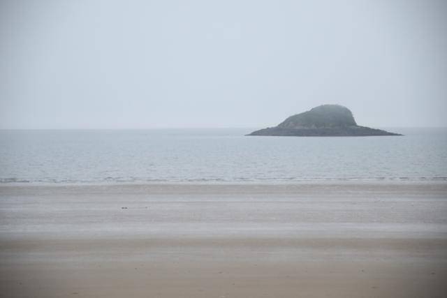 백길해변의 모래사장과 바다, 하늘, 작은 섬...자은도 해변은 어디나 여백으로 꽉 찬 풍경이다.