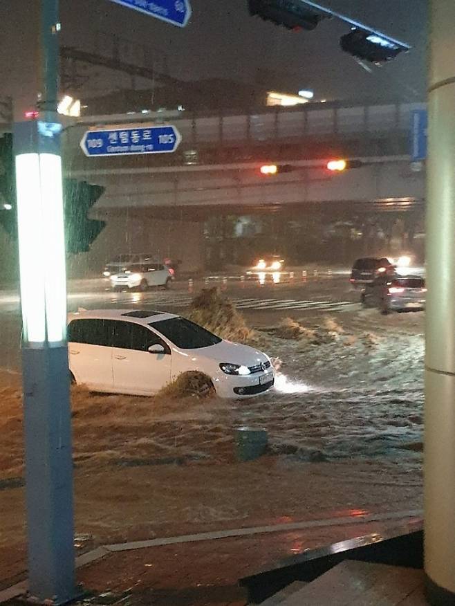 ▲ 23일 밤 폭우로 인해 해운대 센텀 일대 도로가 물에 잠겨 있다.(사진=부산경찰청 제공)