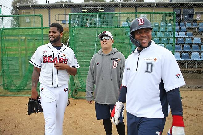 ▲ 라울 알칸타라(왼쪽)와 페르난데스(오른쪽)가 장난치는 것을 지켜보며 최우진 통역은 늘 웃는다. ⓒ 두산 베어스