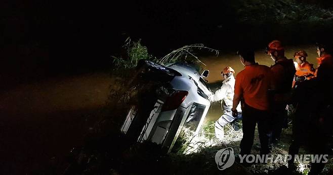 하천 급류에 휩쓸린 차량…운전자 숨져 (울산=연합뉴스) 23일 울산시 울주군 서생면 명산리 위양천 하류 연산교 부근을 지나던 차량이 급류에 휩쓸리며 실종된 50대 운전자가 24일 숨진 채 발견됐다. 소방대가 사망자의 차량을 살펴보고 있다. 2020.7.24 [울산소방본부 제공. 재판매 및 DB 금지] yongtae@yna.co.kr