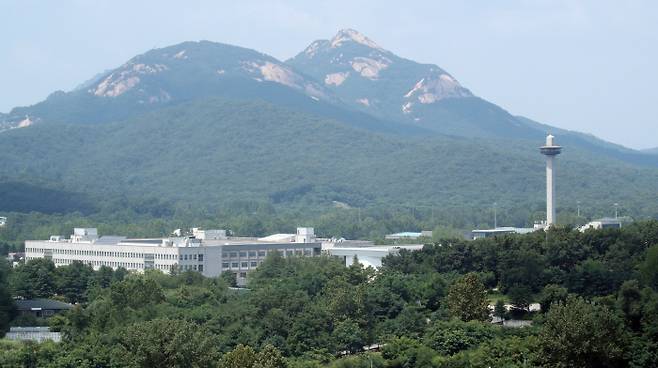 정부는 주택 공급확대 방안의 하나로 태릉골프장과 인접한 육군사관학교 등 군 시설과 잠실 유수지 등 공공 유휴부지를 택지로 개발하는 방안을 검토 중이다. 사진은 서울 노원구 육군사관학교 일대 부지 / 연합뉴스