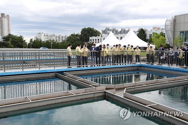 인천 부평정수장 찾은 정 총리 (서울=연합뉴스) 정세균 국무총리가 25일 인천 부평정수장을 찾아 수돗물 유충 발생 관련 대응상황을 점검하고 있다. 2020.7.25 [총리실 제공. 재판매 및 DB 금지] photo@yna.co.kr