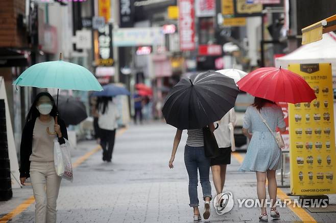 '빨간우산 파란우산 검정우산' [연합뉴스 자료사진]