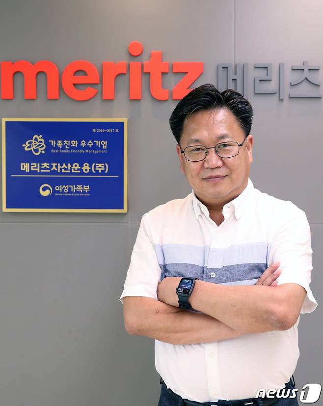 존리 메리츠자산운용 대표가 22일 서울 종로구 계동빌딩에서 뉴스1과 인터뷰에 앞서 포즈를 취하고 있다. 2020.7.22/뉴스1 © News1 이승배 기자