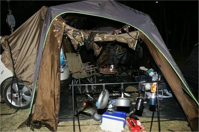 지난 5월 16일 경북 울진군 근남면 해변의 한 캠핑장 텐트에서 휴대용 가스버너가 폭발해 텐트 안에 폭발 흔적이 고스란히 남아 있다. 이 사고로 4명 가운데 3명이 중상, 1명이 경상을 입어 인근 병원에서 치료받았다. 경북소방본부 제공