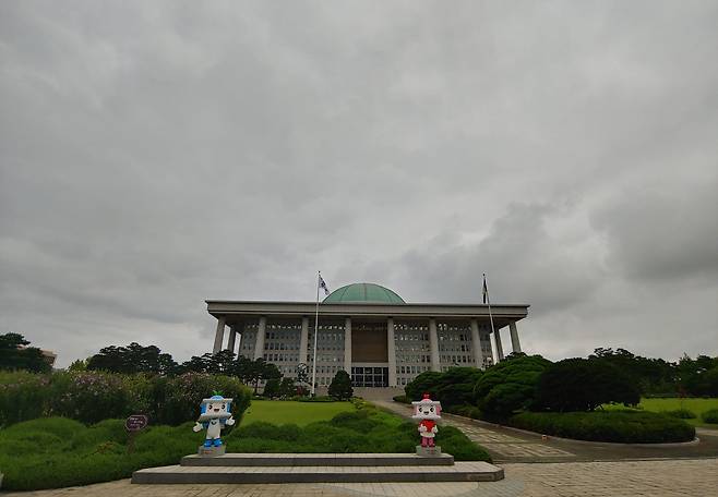 7일 오전 서울 여의도 국회의사당 주변에 짙은 먹구름이 지나고 있다. 연합뉴스