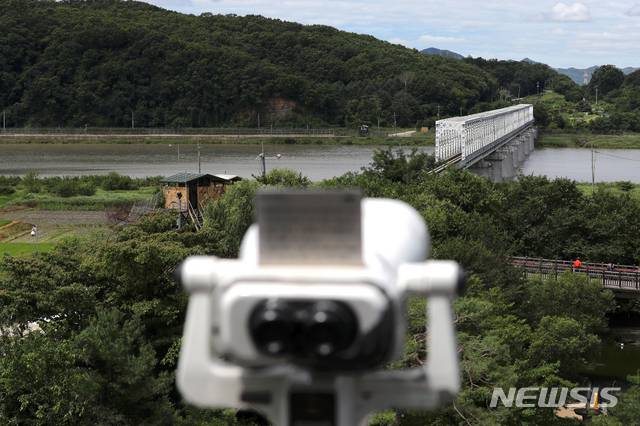 [파주=뉴시스]이윤청 기자 = 신종 코로나바이러스 감염증(코로나19)에 걸린 탈북민이 최근 개성으로 재입북했다는 북한 측 주장에 대해 청와대는 26일 오전 "사실 관계를 확인 중"이라고 밝혔다. 사진은 26일 경기 파주시 임진각 평화누리공원 전망대. 2020.07.26. radiohead@newsis.com