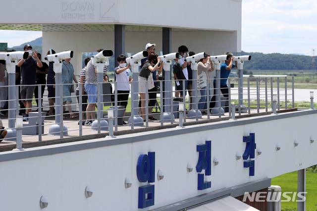 [파주=뉴시스]이윤청 기자 = 신종 코로나바이러스 감염증(코로나19)에 걸린 탈북민이 최근 개성으로 재입북했다는 북한 측 주장에 대해 청와대는 26일 오전 "사실 관계를 확인 중"이라고 밝혔다. 26일 경기 파주시 임진각 평화누리공원에서 시민들이 망원경으로 임진강 너머를 바라보고 있다. 2020.07.26. radiohead@newsis.com