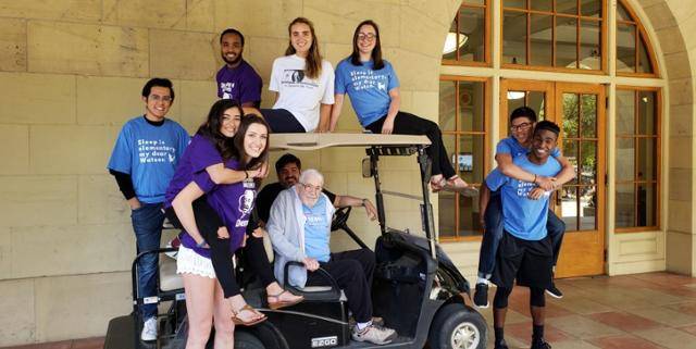 디멘트는 스탠퍼드의 전설이 된 '잠과 꿈' 강좌를 은퇴 후인 2015년까지 이어갔고, 강의를 제자에게 물려준 뒤에도 골프 카트 '잠과 꿈 셔틀'을 타고 등교해 청강했다. scopeblog.stanford.edu