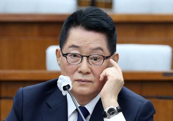 박지원 국가정보원장 후보자가 27일 오전 서울 여의도 국회 정보위 전체회의에서 열린 국정원장 후보자 인사청문회에서 의원들 질의를 경청하고 있다.  [뉴스1]