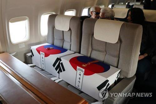 2019년 4월 21일 카자흐스탄 누르술탄 국제공항에서 계봉우 지사와 황운정 지사의 유해가 대통령 전용기 공군2호기에 실려 있다. [연합뉴스 자료사진]