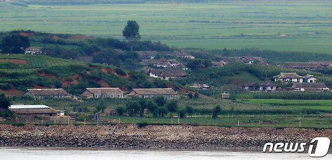 강화도 평화전망대에서 바라본 황해북도 개풍군의 한 마을 © News1 이동해 기자