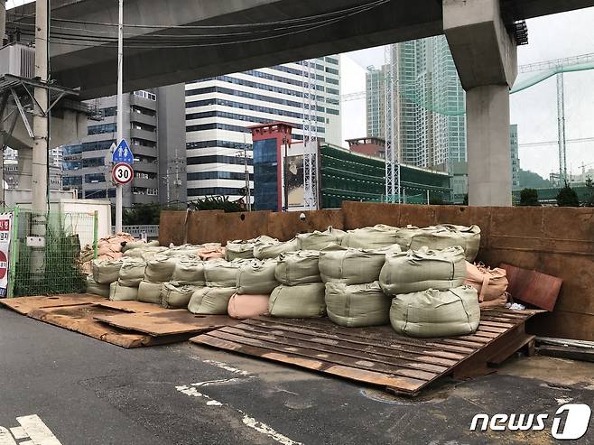 부산 동천에 범람 방지를 위한 시설이 설치돼 있다.2020.07.28/뉴스1 © 뉴스1 이유진 기자