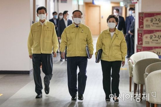 홍남기(가운데) 경제부총리 겸 기획재정부 장관과 김현미(오른쪽) 국토교통부 장관, 진영 행전안전부 장관이 지난 10일 서울 종로구 정부서울청사에서 다주택자에 대한 종부세 강화 등 부동산 종합대책을 발표하기 위해 이동하고 있다./강진형 기자aymsdream@