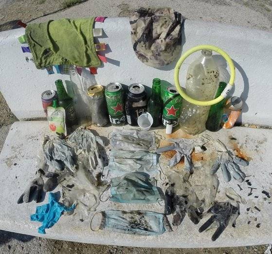 프랑스 남부 앙티브 인근 바닷속에서 건져 낸 마스크와 장갑들. 코로나19 시대에 캔이나 병 등과 더불어 새로운 환경오염원으로 지목되고 있다. [페이스북 캡처]