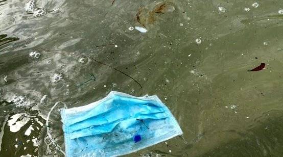 코로나19 사태 이후 홍콩 소코섬 바다에 떠 있는 버려진 마스크. [오션스아시아 홈페이지 캡처]