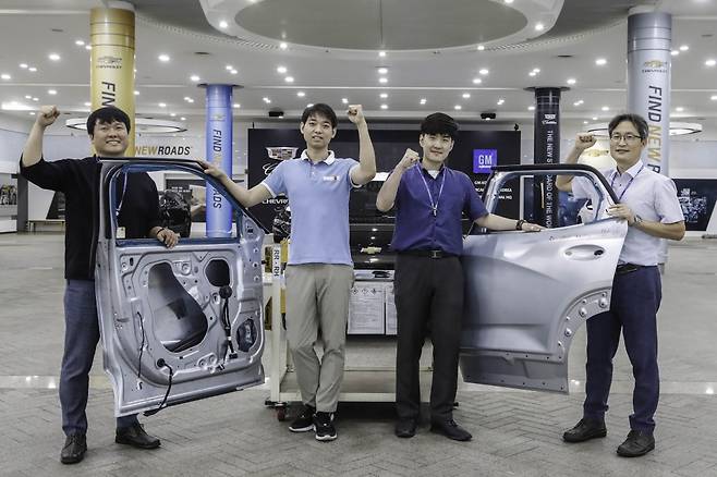 23일 인천 한국지엠 부평공장에서 지엠테크니컬센터코리아 PEC(제품엔지니어링센터) 팀원들이 트레일블레이저 도어 단면을 들고 포즈를 취하고 있다. 왼쪽부터 송호근 차장, 김태홍 대리, 최원석 차장, 윤기득 부장. /사진제공=한국지엠