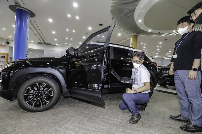 23일 인천 한국지엠 부평공장에서 윤기득 지엠테크니컬센터코리아 PEC(제품엔지니어링센터) 부장이 팀원들과 트레일블레이저 도어 부분을 설명하고 있다. /사진제공=한국지엠