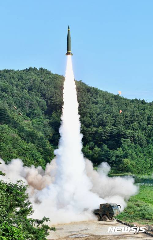 【서울=뉴시스】 한미 미사일 부대가 5일 북한의 대륙간탄도미사일(ICBM) 시험 발사에 대응해 동해안에서 한국군의 현무-II와 미8군의 ATACMS 지대지미사일 동시사격을 하고 있다. 2017.07.05. (사진=합참 제공) photo@newsis.com