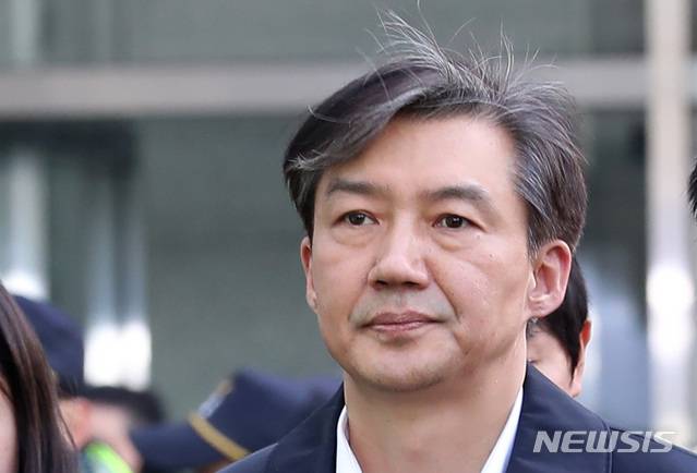 [서울=뉴시스] 이영환 기자 = 청와대 민정수석 시절 유재수 전 부산시 경제부시장에 대한 감찰 무마 혐의를 받고 있는 조국 전 법무부 장관이 지난해 12월 26일 오후 서울 송파구 서울동부지방법원에서 구속 전 피의자 심문(영장실질심사)을 마치고 동부구치소로 이동하고 있다 2019.12.26.   20hwan@newsis.com