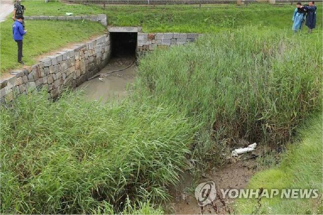 월북한 김씨의 가방이 발견된 것으로 추정되는 인천 강화군 강화읍 월곳리의 한 배수로 모습. (사진=연합뉴스)
