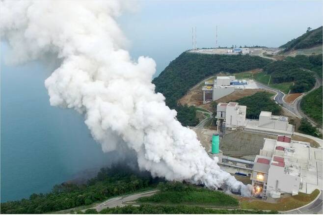전라남도 고흥 나로우주센터에서 75t 액체 로켓엔진 연소시험을 하는 모습.(사진=연합뉴스)