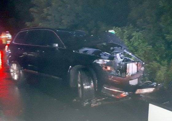 최동석·박지윤 아나운서 가족 4명이 탄 볼보 차량이 27일 오후 8시 30분께 부산 금정구 선두구동 경부고속도로 상행선 1.7㎞ 지점을 달리다가 역주행하던 화물차와 정면으로 충돌하는 사고를 당했다. 화물차 운전자는 만취 상태로 고속도로를 역주행해 사고를 냈다고 경찰은 전했다. 사진 부산경찰청