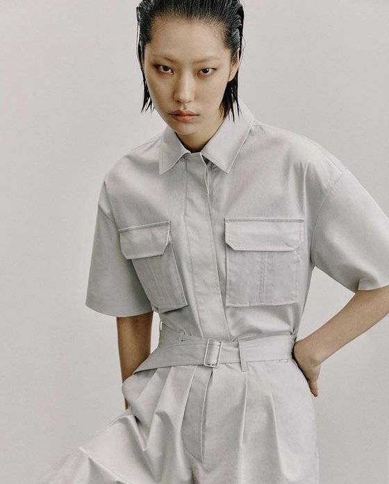 상의가 셔츠 타입으로 된 점프슈트는 중성적인 매력을 내기도 한다. 사진 준지