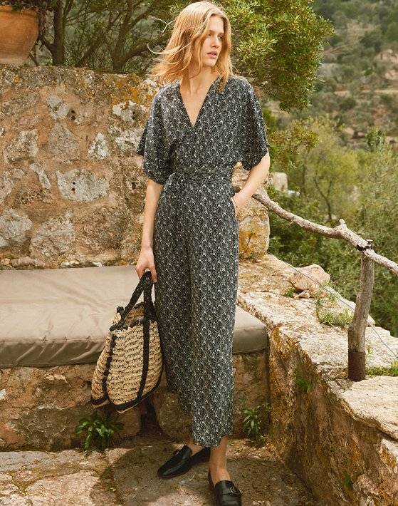 패턴이 있는 점프슈트와 로퍼를 매치해 단정하면서도 멋스럽게 연출한 스타일. 사진 아떼 바네사부르노