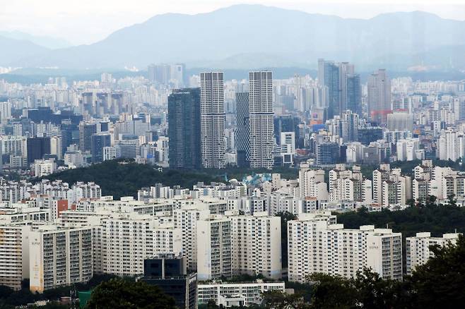 정부 22번째 부동산 대책이 발표된 10일, 남산에서 바라본 서울 아파트 전경. [한주형 기자]