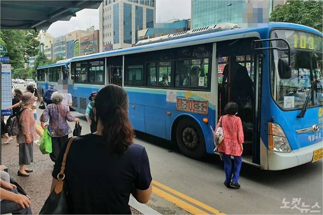 29일 창원 시민들이 은아아파트 앞 정류장에서 버스를 타거나 내리고 있다.(사진=이형탁 기자)