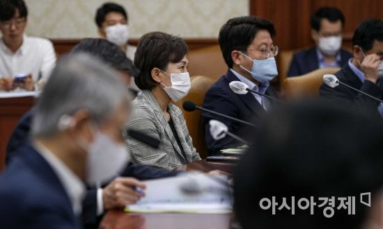 김현미 국토교통부 장관이 30일 서울 종로구 정부서울청사에서 열린 국정현안점검조정회의에 참석해 정세균 국무총리의 모두발언을 경청하고 있다./강진형 기자aymsdream@